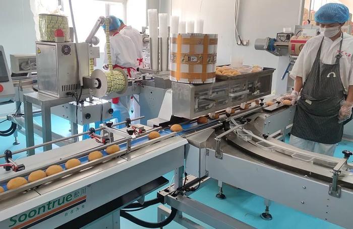 传统与现代的碰撞 探访陈氏兄弟月饼厂的包装革新之路